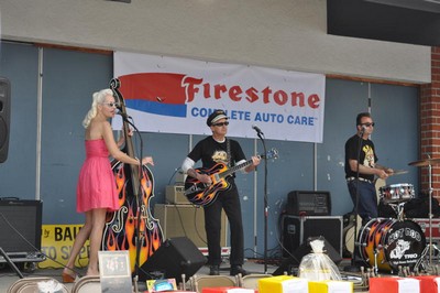 Suzy singing about her Fairlane at the Linda Vista Car Show